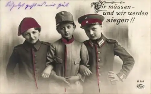 Ak Drei Jungen in Uniformen, Wir müssen und wir werden siegen