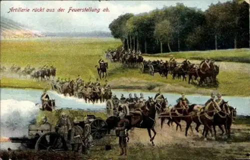 Ak Deutsche Soldaten in Uniformen, Artillerie rückt aus der Feuerstellung ab, I. WK