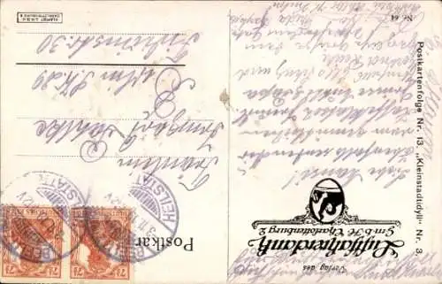 Künstler Ak Kleinstadtidyll, Wohnhäuser, Frau mit Korb, Blumen