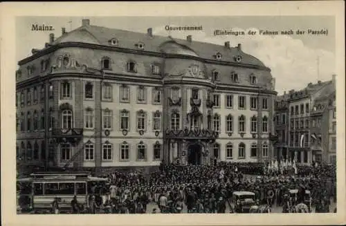 Ak Mainz in Rheinland Pfalz, Gouvernement, Einbringen der Fahnen, Straßenbahn