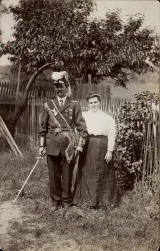 Foto Ak Soldat in Uniform mit Frau, Veteran