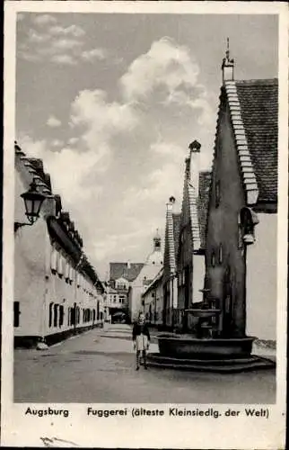 Ak Augsburg in Schwaben, Fuggerei, älteste Kleinsiedlg. der Welt, Brunnen