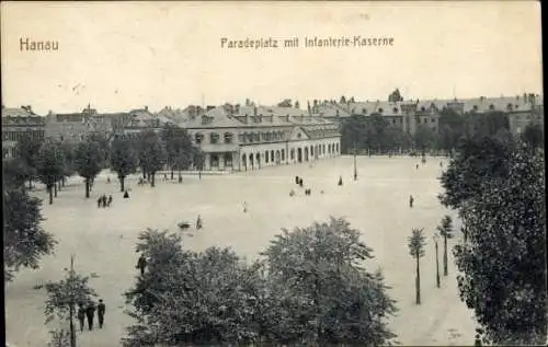 Ak Hanau am Main, Paradeplatz mit Infanterie Kaserne