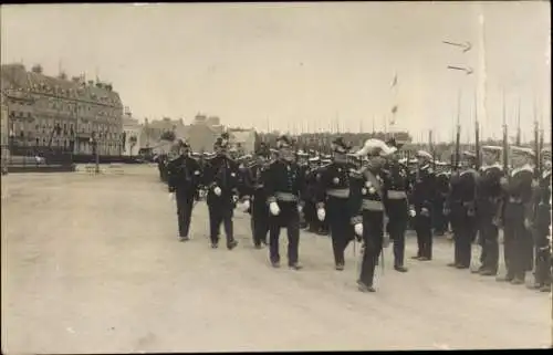 Ak Cherbourg Manche, Französische Marine Soldaten, Appell Abnahme durch Admiräle