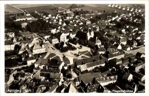 Ak Altötting in Oberbayern, Fliegeraufnahme von der Stadt, Marktplatz