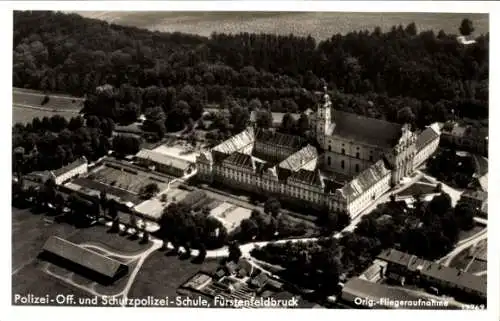 Ak Fürstenfeldbruck in Oberbayern, Polizei- Off. und Schutzpolizei-Schule, Fliegeraufnahme