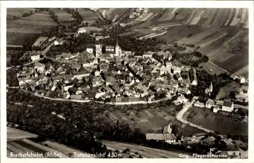 Ak Bischofsheim vor der Rhön Unterfranken, Totalansicht, Fliegeraufnahme