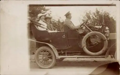 Foto Ak Berlin, Paar mit Chauffeur im Automobil