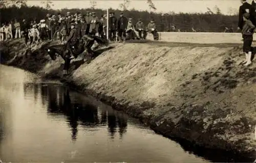 Foto Ak Soldaten in Uniformen, Reiter