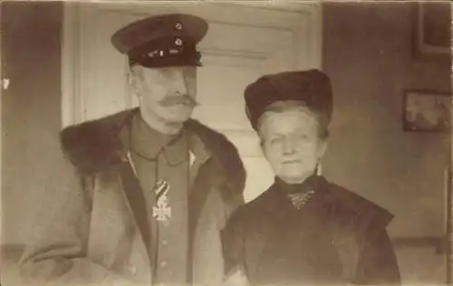 Foto Ak Soldat in Uniform mit Frau, Eisernes Kreuz, Bertha, Ferdinand, Portrait