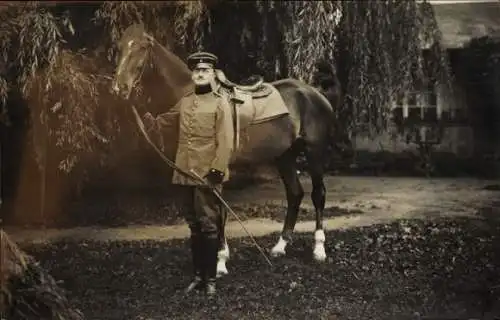 Foto Ak Deutscher Soldat in Uniform mit Pferd, Portrait