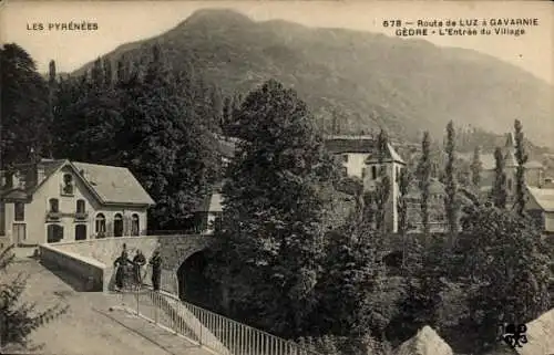 Ak Gèdre Gavarnie Hautes Pyrénées, Ortseingang, Straße Richtung Gavarnie