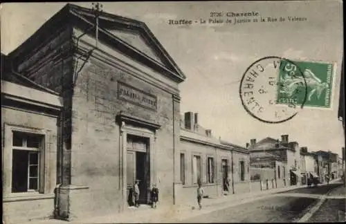 Ak Ruffec Charente, Palais de Justice, Rue de Valenco