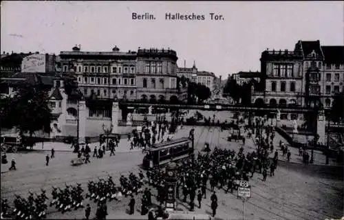 Ak Berlin Kreuzberg, Hallesches Tor, Straßenbahn, Parade, Passanten