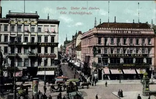 Ak Berlin Mitte, Unter den Linden, Ecke Friedrichstraße, Victoria Cafe und Hotel, Kutschen