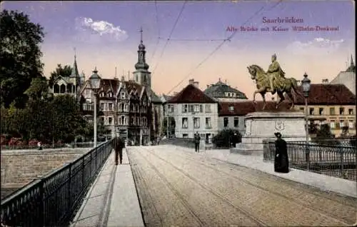 Ak Saarbrücken im Saarland, Alte Brücke mit Kaiser Wilhelm Denkmal