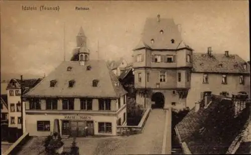 Ak Idstein im Rheingau Taunus Kreis Hessen, Straßenpartie mit Blick auf das Rathaus, Tor