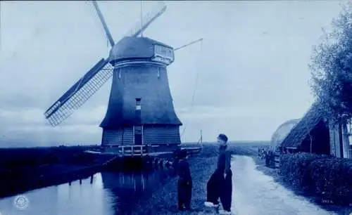 Ak Jungen in niederländischen Trachten vor einer Windmühle