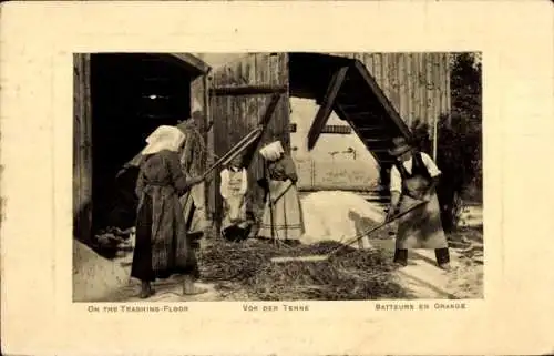 Ak Bauern bei der Arbeit, Vor der Tenne, Bauernhof