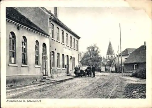 Ak Atensleben Athensleben Staßfurt, Straßenpartie, Kirche, Auto vor einem Gasthaus
