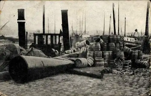 Ak Rotterdam Südholland Niederlande, Schäden nach der Explosion am Hafen, Fässer