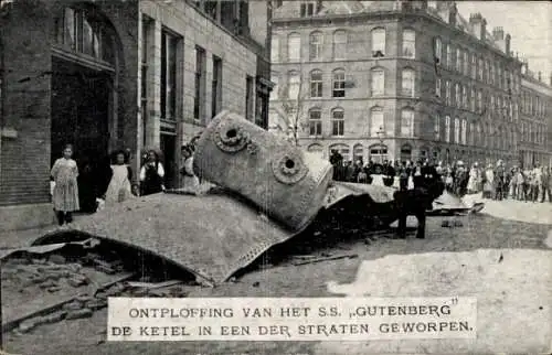 AK Rotterdam, Explosion, Explosion der SS Gutenberg, Kesseltrümmer auf der Straße