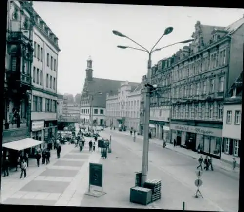 Foto Zwickau in Sachsen, Straße, Passanten, Geschäfte, Mode, Straßenbeleuchtung