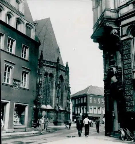 Foto Zwickau in Sachsen, Straße, Passanten, Wohnhäuser, Geschäft