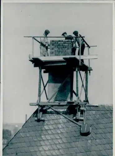 Foto Zwickau in Sachsen, Wohnhaus, Baustelle, Bauarbeiter, Dach, Jahr 1959