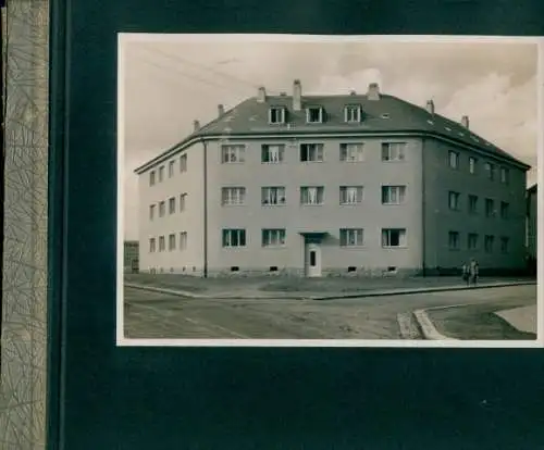 Foto Zwickau in Sachsen, Wohnhaus, Kreuzung, Straße, Frau mit Kind