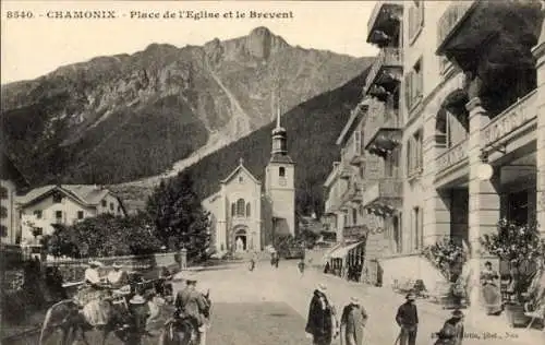 Ak Chamonix Mont Blanc Haute Savoie, Place de l'Eglise et le Brevent