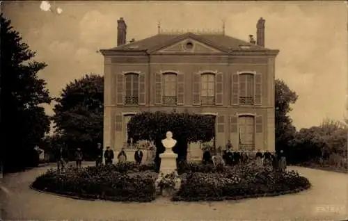 Ak Beaumont du Gâtinais Seine et Marne, Cour de l'Hospice, Buste du Bienfaiteur