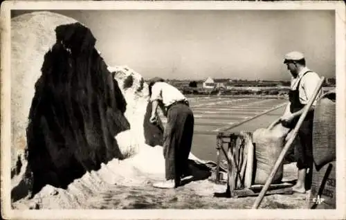 Ak La Baule Loire Atlantique, Maraits Salants, Mise en sac du Sel