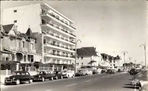 Ak Pornichet Loire Atlantique, Le Remblai