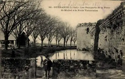 Ak Guérande Loire Atlantique, Les remparts de la Porte Saint Michel