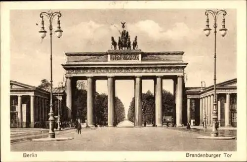 Ak Berlin Mitte, Brandenburger Tor, Straßenlaternen