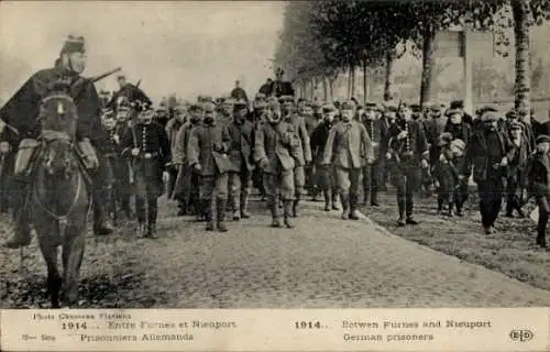 Ak Westflandern, Deutsche Kriegsgefangene auf dem Marsch zwischen Furnes und Nieuport 1914