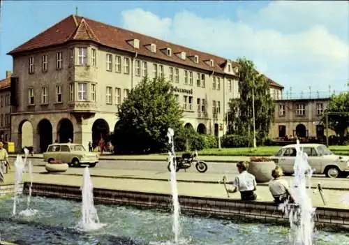 Ak Prenzlau in der Uckermark, Hotel Uckermark, Straßenpartie, Brunnen