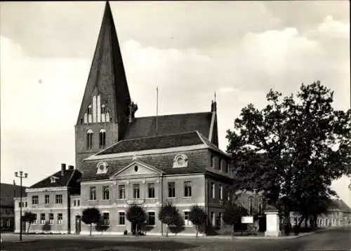 Ak Röbel an der Müritz, Kirche, Gebäude