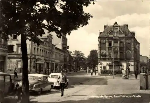 Ak Fürstenwalde an der Spree, Ernst Thälmann Straße, Bank, Litfaßsäule, Polizisten