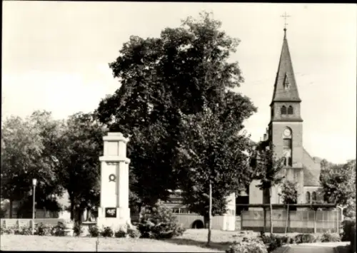 Ak Schildow in der Mark, An der Dorfaue, Kirche, Denkmal 