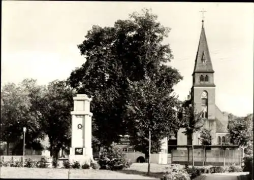 Ak Schildow in der Mark, An der Dorfaue, Kirche, Postmeilensäule