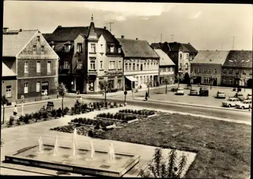 Ak Elsterwerda in Brandenburg, Marktplatz, Springbrunnen, Autos