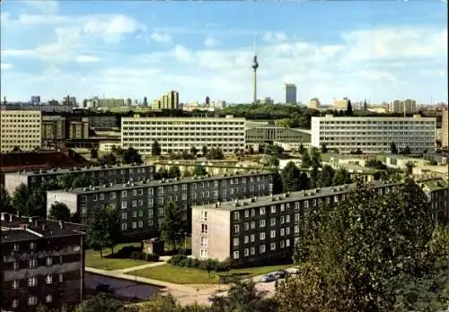 Ak Berlin Prenzlauer Berg, Blick vom Volkspark auf den Stadtteil, Fernsehturm