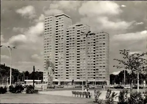 Ak Berlin Friedrichshain, Leninplatz, Hochhäuser, Denkmal