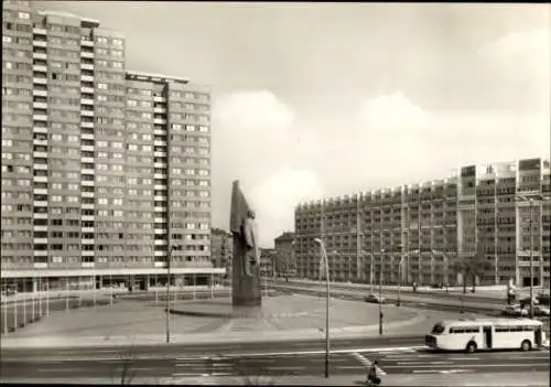 Ak Berlin Friedrichshain, Leninplatz, Hochhäuser, Denkmal