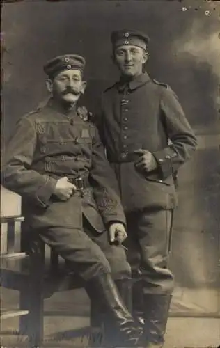 Foto Ak Deutsche Soldaten in Uniformen, Husar, I WK