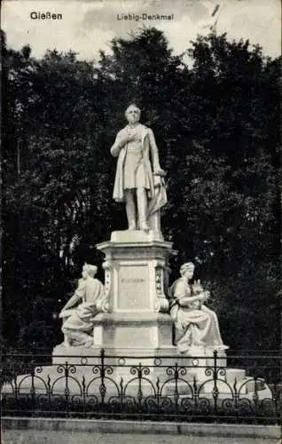 Ak Gießen an der Lahn Hessen, Liebig-Denkmal