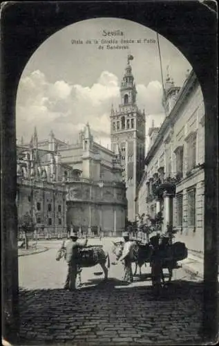 Ak Sevilla Andalusien, Blick auf die Giralda vom Patio de Banderas