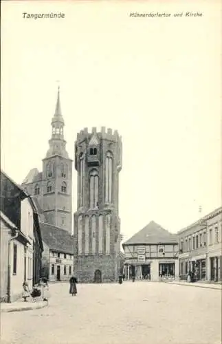 Ak Tangermünde in Sachsen Anhalt, Partie am Hühnerdorfer Tor und Kirche